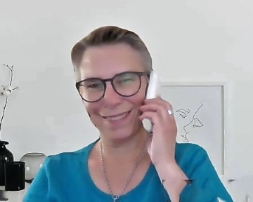 Bild zeigt Alexandra Fischer am Telefon